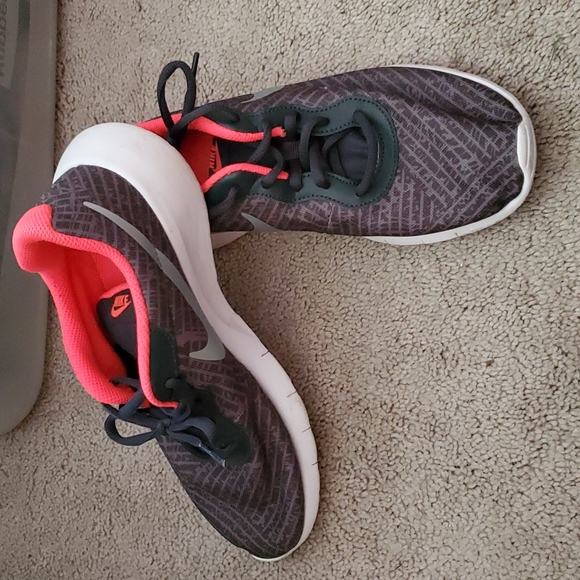 Big girls Nike Roche running shoes size 6Y - Picture 2 of 3